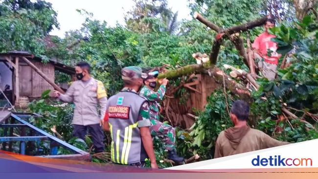 17 Rumah di Banyuwangi Rusak Diterjang Angin Kencang, Satu Dusun Terisolir