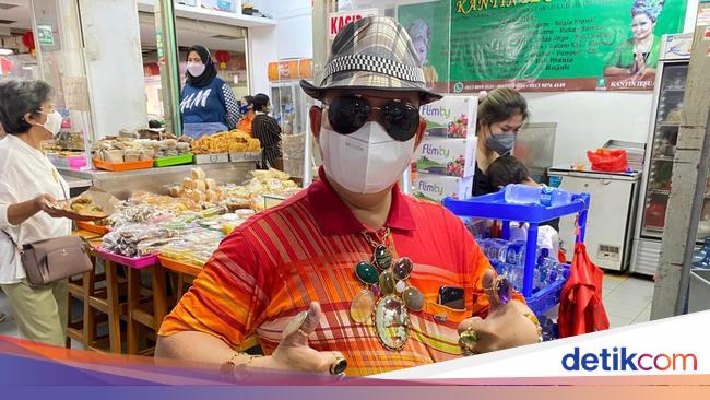Kantin Ie Suan di ITC Mangga Dua Viral Berkat Penjualnya yang Nyentrik