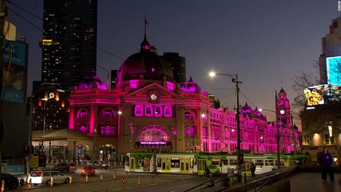 Olivia Newton-John: Landmark Australia bersinar merah muda untuk menghormati penyanyi dan juru kampanye kanker