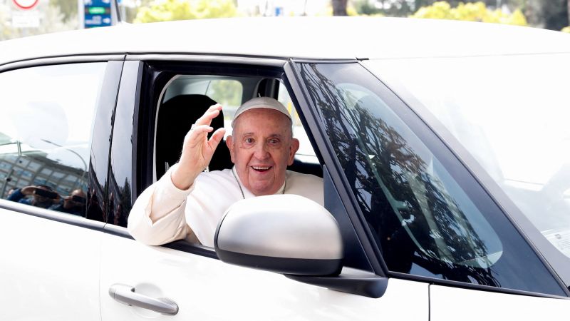 Pope bercanda dia ‘masih hidup’ saat dia meninggalkan rumah sakit